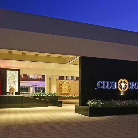 Club One Hotel Manor Bagian luar foto