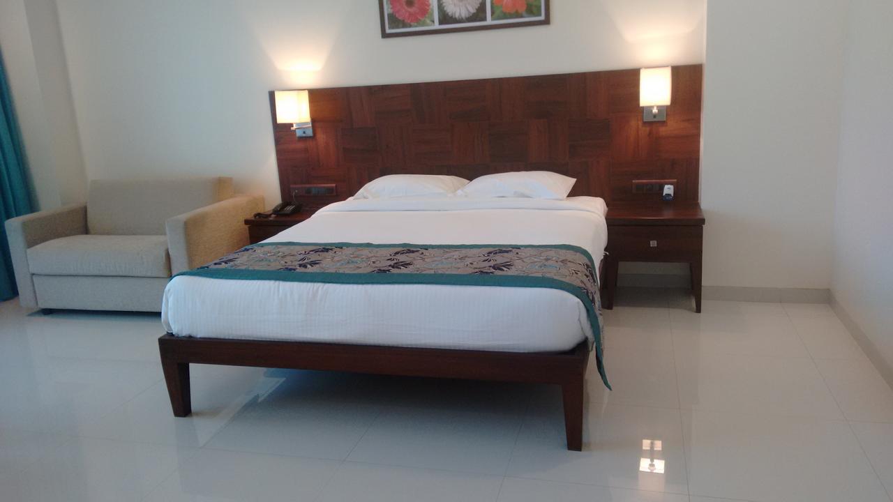 Club One Hotel Manor Bagian luar foto
